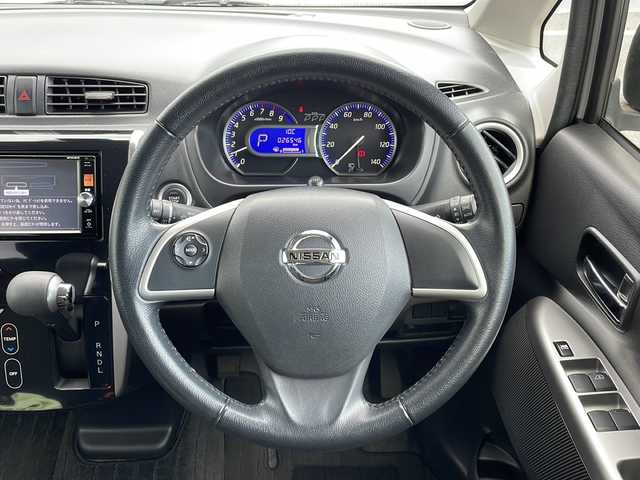 日産 デイズ ハイウェイスターG ターボ 山口県 2015(平27)年 2.7万km ホワイトパール ディーラーオプションナビ：MP314D-W/　・フルセグTV/　・CD/DVD再生/　・AM/FMラジオ/　・Bluetoothオーディオ/　・ハンズフリー通話/　・HDMI/VTR入力/　・フロントAUX/　・iPod接続/　・USBデータ通信/エマージェンシーブレーキ/トラクションコントロール/ステアリングリモコン/アラウンドビューモニター/15インチ純正AW/タッチパネルオートAC/ロック連動自動開閉ドアミラー/LEDミラーウィンカー/HIDキセノンヘッドライト/フォグランプ/オートライト/シガーソケット電源/WSRSエアバッグ/アジャスタブルショルダーアンカー/革巻チルトステアリング/運転席シートリフター/バニティミラー/助手席シートアンダートレー/ベンチシート/アームレスト/後席ISOFIXシート/リアシートスライド機構/分割可倒式リアシート/UVカットプライバシーガラス/スマートキー/イモビライザー/プッシュスタート/純正フロアマット/純正ドアバイザー/スペアキー(1本)/取扱説明書/ナビ取扱説明書/メンテナンスノート