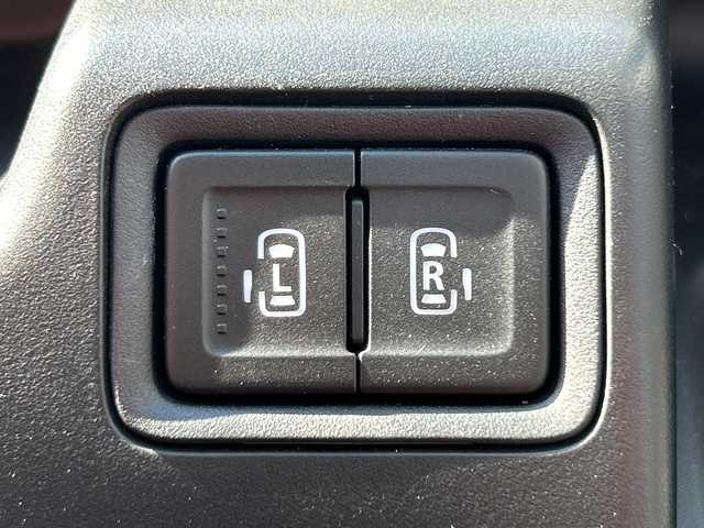 スズキ ソリオ HV MX 神奈川県 2017(平29)年 3.6万km ピュアホワイトP 社外SDナビ【CN-RE04WD】/Bluetooth・CD・DVD・SD・TV/両側パワースライドドア/クルーズコントロール/運転席シートヒーター/スペアキー1本/ETC/バックカメラ/純正フロアマット/LEDヘッドライト/オートライト/デュアルカメラブレーキサポート/誤発進抑制機能/車線逸脱警報機能/ふらつき警報機能/先行車発進お知らせ機能/エマージェンシーストップシグナル