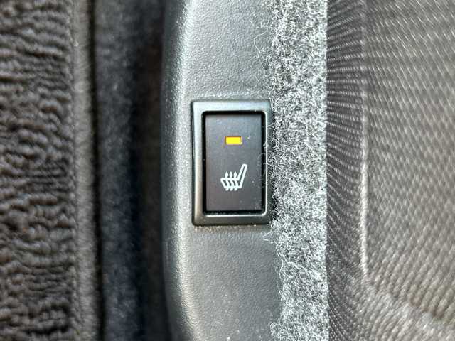 スズキ ソリオ HV MX 神奈川県 2017(平29)年 3.6万km ピュアホワイトP 社外SDナビ【CN-RE04WD】/Bluetooth・CD・DVD・SD・TV/両側パワースライドドア/クルーズコントロール/運転席シートヒーター/スペアキー1本/ETC/バックカメラ/純正フロアマット/LEDヘッドライト/オートライト/デュアルカメラブレーキサポート/誤発進抑制機能/車線逸脱警報機能/ふらつき警報機能/先行車発進お知らせ機能/エマージェンシーストップシグナル