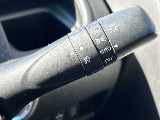 スズキ ソリオ HV MX 神奈川県 2017(平29)年 3.6万km ピュアホワイトP 社外SDナビ【CN-RE04WD】/Bluetooth・CD・DVD・SD・TV/両側パワースライドドア/クルーズコントロール/運転席シートヒーター/スペアキー1本/ETC/バックカメラ/純正フロアマット/LEDヘッドライト/オートライト/デュアルカメラブレーキサポート/誤発進抑制機能/車線逸脱警報機能/ふらつき警報機能/先行車発進お知らせ機能/エマージェンシーストップシグナル