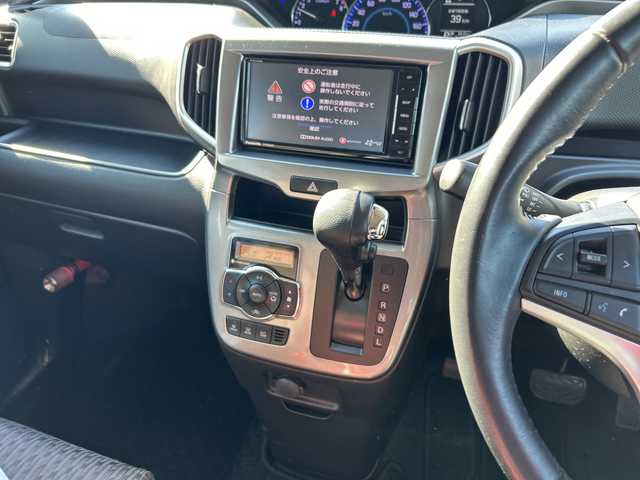 スズキ ソリオ HV MX 神奈川県 2017(平29)年 3.6万km ピュアホワイトP 社外SDナビ【CN-RE04WD】/Bluetooth・CD・DVD・SD・TV/両側パワースライドドア/クルーズコントロール/運転席シートヒーター/スペアキー1本/ETC/バックカメラ/純正フロアマット/LEDヘッドライト/オートライト/デュアルカメラブレーキサポート/誤発進抑制機能/車線逸脱警報機能/ふらつき警報機能/先行車発進お知らせ機能/エマージェンシーストップシグナル