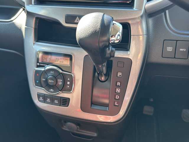 スズキ ソリオ HV MX 神奈川県 2017(平29)年 3.6万km ピュアホワイトP 社外SDナビ【CN-RE04WD】/Bluetooth・CD・DVD・SD・TV/両側パワースライドドア/クルーズコントロール/運転席シートヒーター/スペアキー1本/ETC/バックカメラ/純正フロアマット/LEDヘッドライト/オートライト/デュアルカメラブレーキサポート/誤発進抑制機能/車線逸脱警報機能/ふらつき警報機能/先行車発進お知らせ機能/エマージェンシーストップシグナル