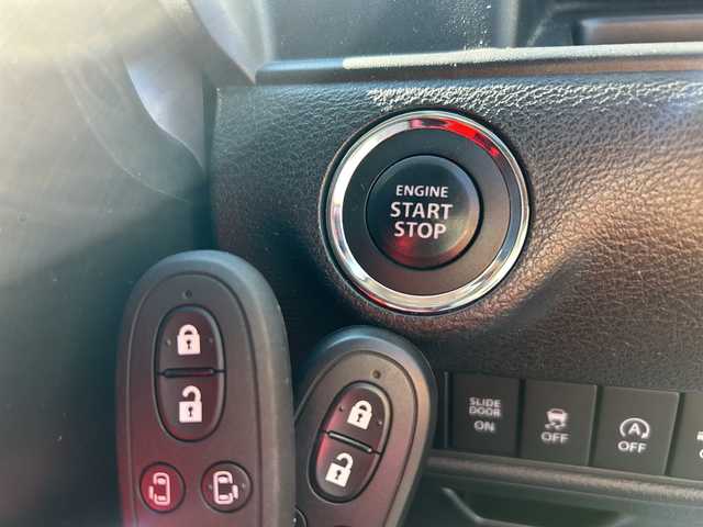 スズキ ソリオ HV MX 神奈川県 2017(平29)年 3.6万km ピュアホワイトP 社外SDナビ【CN-RE04WD】/Bluetooth・CD・DVD・SD・TV/両側パワースライドドア/クルーズコントロール/運転席シートヒーター/スペアキー1本/ETC/バックカメラ/純正フロアマット/LEDヘッドライト/オートライト/デュアルカメラブレーキサポート/誤発進抑制機能/車線逸脱警報機能/ふらつき警報機能/先行車発進お知らせ機能/エマージェンシーストップシグナル