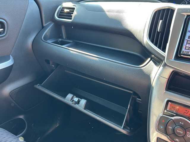 スズキ ソリオ HV MX 神奈川県 2017(平29)年 3.6万km ピュアホワイトP 社外SDナビ【CN-RE04WD】/Bluetooth・CD・DVD・SD・TV/両側パワースライドドア/クルーズコントロール/運転席シートヒーター/スペアキー1本/ETC/バックカメラ/純正フロアマット/LEDヘッドライト/オートライト/デュアルカメラブレーキサポート/誤発進抑制機能/車線逸脱警報機能/ふらつき警報機能/先行車発進お知らせ機能/エマージェンシーストップシグナル