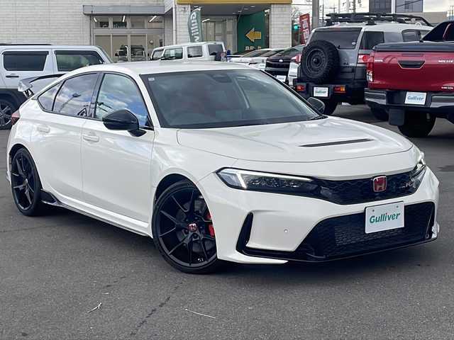 ホンダ シビック タイプR 山口県 2024(令6)年 0.2万km チャンピオンシップホワイト ワンオーナー/スペアキー×2/ホンダセンシング/ｂｒｅｍｂｏレッドキャリパー/３本出しマフラー/純正DA（フルセグTV、AM/FM、Bluetooth）/バックカメラ/ＬＥＤオートライト/純正19インチアルミホイール/前後コーナーセンサー/ETC２，０/保証書/取扱説明書