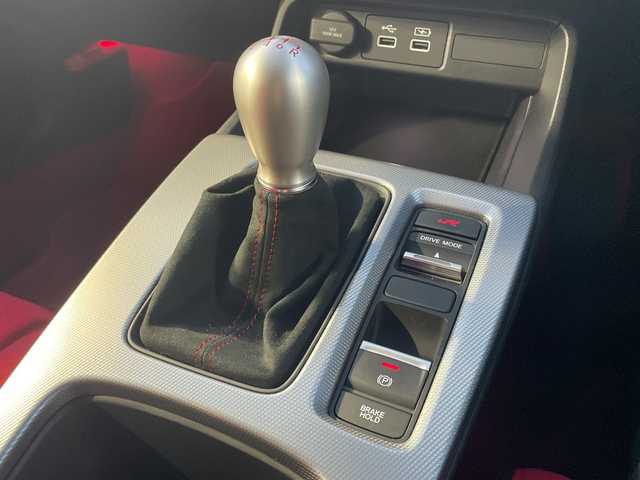 ホンダ シビック タイプR 山口県 2024(令6)年 0.2万km チャンピオンシップホワイト ワンオーナー/スペアキー×2/ホンダセンシング/ｂｒｅｍｂｏレッドキャリパー/３本出しマフラー/純正DA（フルセグTV、AM/FM、Bluetooth）/バックカメラ/ＬＥＤオートライト/純正19インチアルミホイール/前後コーナーセンサー/ETC２，０/保証書/取扱説明書