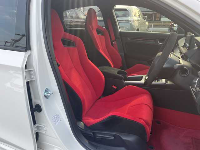 ホンダ シビック タイプR 山口県 2024(令6)年 0.2万km チャンピオンシップホワイト ワンオーナー/スペアキー×2/ホンダセンシング/ｂｒｅｍｂｏレッドキャリパー/３本出しマフラー/純正DA（フルセグTV、AM/FM、Bluetooth）/バックカメラ/ＬＥＤオートライト/純正19インチアルミホイール/前後コーナーセンサー/ETC２，０/保証書/取扱説明書