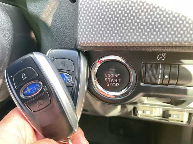 スバル レヴォーグ 1．6GT－S アイサイト 神奈川県 2015(平27)年 3.3万km クリスタルホワイトP アイサイトVer.3/アドバンスドセーフティパッケージ/リヤビークルディテクション/レーンキープアシスト/ブラインドスポットミラー/オートハイビーム/純正ナビ(DVD/CD/BT/HDMI/AUX/SD)/フルセグTV/バック＆サイドカメラ/革巻きステアリング/レーダークルーズコントロール/LEDアクセサリーライナー/前席パワーシート/スマートキー　2本/プッシュスタート/アイドリングストップ/ETC/オートワイパー/フロントドライブレコーダー/純正フロアマット/ドアバイザー/保証書/取扱説明書＆ナビ取説