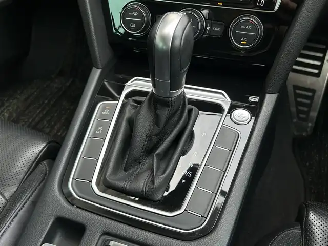 フォルクスワーゲン パサート ヴァリアント TDI ハイライン 茨城県 2018(平30)年 6.3万km オリックスホワイトパールエフェクト 黒革　/シートヒーター　/ベンチレーション　/マッサージＳ　/Ｄクラスターメーター　/３６０度カメラ　/ＡＣＣ　/ＬＫＡ　/ＢＳＭ　/自動駐車　/ナビ　/ＴＶ　/ＣａｒＰｌａｙ　/ＰＷテールゲート　/ＬＥＤ　/オートハイビーム/ルーフレール/禁煙車