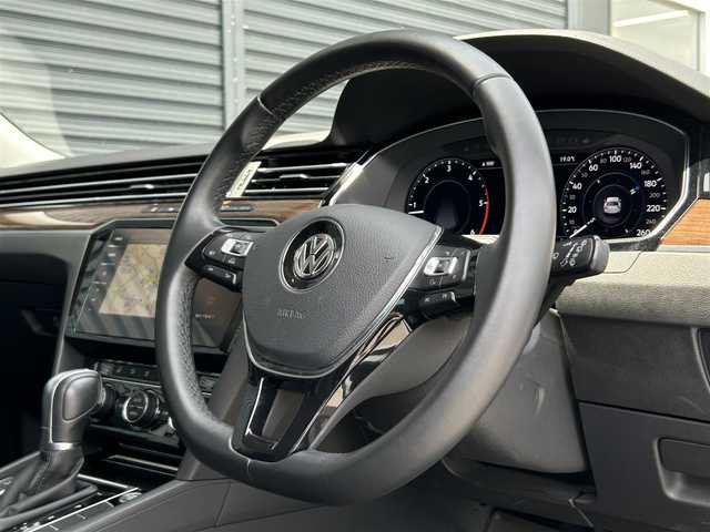 フォルクスワーゲン パサート ヴァリアント TDI ハイライン 茨城県 2018(平30)年 6.3万km オリックスホワイトパールエフェクト 黒革　/シートヒーター　/ベンチレーション　/マッサージＳ　/Ｄクラスターメーター　/３６０度カメラ　/ＡＣＣ　/ＬＫＡ　/ＢＳＭ　/自動駐車　/ナビ　/ＴＶ　/ＣａｒＰｌａｙ　/ＰＷテールゲート　/ＬＥＤ　/オートハイビーム/ルーフレール/禁煙車