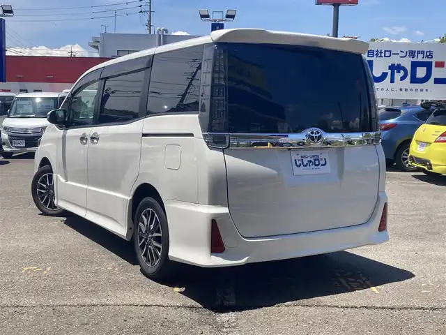 トヨタ ヴォクシー ZS 静岡県 2014(平26)年 12.5万km ホワイトパールクリスタルシャイン (株)IDOMが運営する【じしゃロン焼津店】の自社ローン専用車両になります。こちらは現金またはオートローンご利用時の価格です。自社ローンご希望の方は別途その旨お申付け下さい/【じしゃロン個店占有の為　落札禁止】/両側パワースライドドア /社外ナビ/CD/DVD/フルセグ/Bluetooth/SD/プッシュスタート/スマートキー/LEDヘッドライト/オートライト/フォグライト /革巻きステアリング/ステアリングスイッチ/バックカメラ/ETC