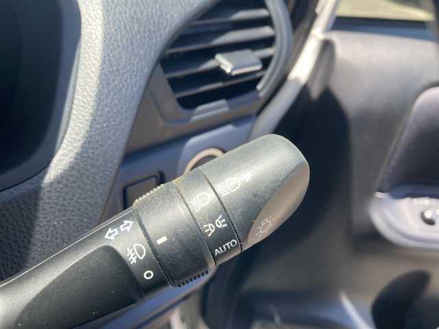 トヨタ ヴォクシー ZS 静岡県 2014(平26)年 12.5万km ホワイトパールクリスタルシャイン (株)IDOMが運営する【じしゃロン焼津店】の自社ローン専用車両になります。こちらは現金またはオートローンご利用時の価格です。自社ローンご希望の方は別途その旨お申付け下さい/【じしゃロン個店占有の為　落札禁止】/両側パワースライドドア /社外ナビ/CD/DVD/フルセグ/Bluetooth/SD/プッシュスタート/スマートキー/LEDヘッドライト/オートライト/フォグライト /革巻きステアリング/ステアリングスイッチ/バックカメラ/ETC
