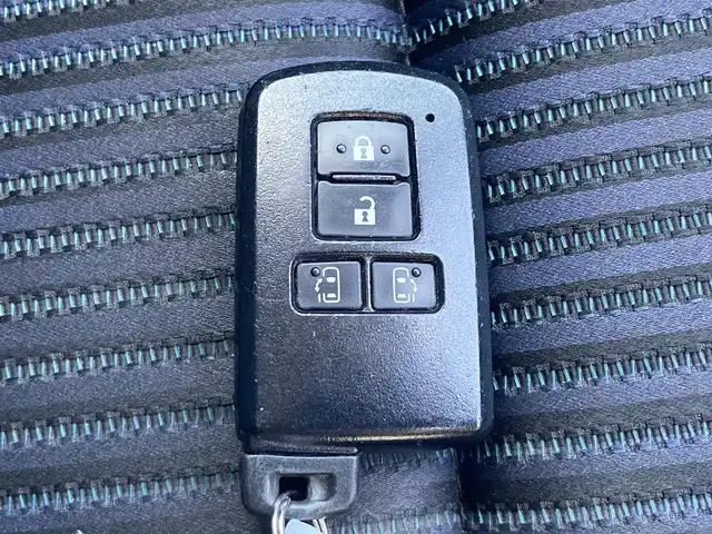 トヨタ ヴォクシー ZS 静岡県 2014(平26)年 12.5万km ホワイトパールクリスタルシャイン (株)IDOMが運営する【じしゃロン焼津店】の自社ローン専用車両になります。こちらは現金またはオートローンご利用時の価格です。自社ローンご希望の方は別途その旨お申付け下さい/【じしゃロン個店占有の為　落札禁止】/両側パワースライドドア /社外ナビ/CD/DVD/フルセグ/Bluetooth/SD/プッシュスタート/スマートキー/LEDヘッドライト/オートライト/フォグライト /革巻きステアリング/ステアリングスイッチ/バックカメラ/ETC