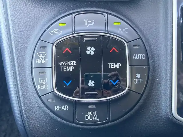 トヨタ ヴォクシー ZS 静岡県 2014(平26)年 12.5万km ホワイトパールクリスタルシャイン (株)IDOMが運営する【じしゃロン焼津店】の自社ローン専用車両になります。こちらは現金またはオートローンご利用時の価格です。自社ローンご希望の方は別途その旨お申付け下さい/【じしゃロン個店占有の為　落札禁止】/両側パワースライドドア /社外ナビ/CD/DVD/フルセグ/Bluetooth/SD/プッシュスタート/スマートキー/LEDヘッドライト/オートライト/フォグライト /革巻きステアリング/ステアリングスイッチ/バックカメラ/ETC