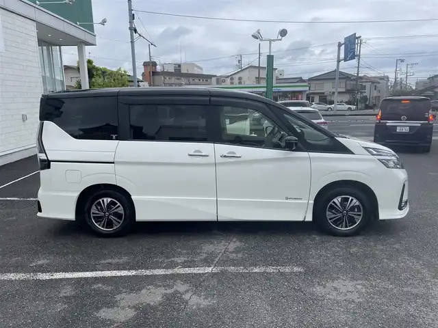 日産 セレナ e－パワー ハイウェイスター V 神奈川県 2021(令3)年 1万km ブリリアントホワイトパール 2トーン 法人１オーナー/運転支援機能/・プロパイロット/・エマージェンシーブレーキ/・踏み間違い防止アシスト/・ブラインドスポットアシスト/・車線逸脱防止支援システム/・後退時車両検知警報/・ハイビームアシスト/両側電動ハンズフリースライドドア/純正ナビ（Mj320D-W）/・Bluetooth/DVD/・フルセグTV/・インテリジェントアラウンドビューモニター/前後ドライブレコーダー/純正フロアマット/ドアバイザー/スマートキーX2/ETC/新車時手帳、取説