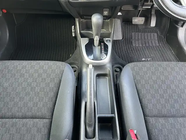 ホンダ フィット 13G Fパッケージ 静岡県 2013(平25)年 7.9万km プレミアムホワイトパール 純正ナビ/（AM/FM/CD）/バックカメラ /スマートキー/プッシュスタート/純正フロアマット/ETC/取り扱い説明書