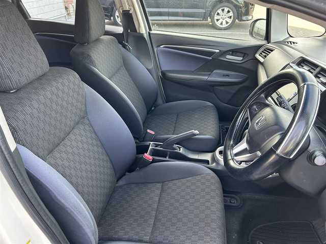 ホンダ フィット 13G Fパッケージ 静岡県 2013(平25)年 7.9万km プレミアムホワイトパール 純正ナビ/（AM/FM/CD）/バックカメラ /スマートキー/プッシュスタート/純正フロアマット/ETC/取り扱い説明書