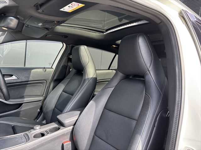 メルセデス・ベンツ ＧＬＡ２２０ 4マチック 和歌山県 2017(平29)年 4万km 白 レザーEXパッケージ /プレミアムパッケージ /SR /黒革 /オートテールゲート /harman/kardon /レーダーセーフティパッケージ /純ナビ /Bカメラ /フルセグ /シートヒーター /パワーシート /キーレスゴー /純18incAW /LEDライト /ETC