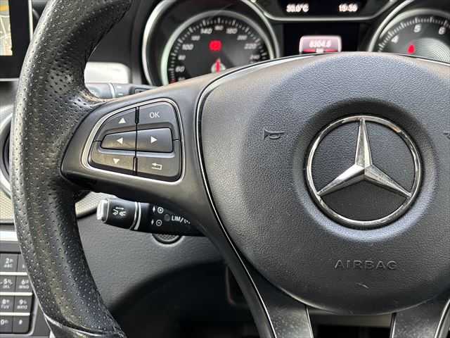 メルセデス・ベンツ ＧＬＡ２２０ 4マチック 和歌山県 2017(平29)年 4万km 白 レザーEXパッケージ /プレミアムパッケージ /SR /黒革 /オートテールゲート /harman/kardon /レーダーセーフティパッケージ /純ナビ /Bカメラ /フルセグ /シートヒーター /パワーシート /キーレスゴー /純18incAW /LEDライト /ETC