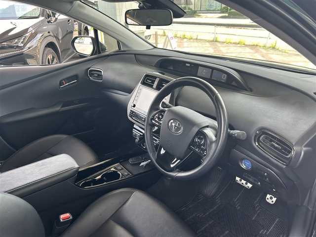 トヨタ プリウス S ツーリングセレ ブラックED 東京都 2022(令4)年 7.6万km プレシャスブラックパール ワンオーナー/横滑り防止機能/前後コーナーセンサー/衝突軽減システム/クルーズコントロール/バックカメラ/Bluetooth/前方ドライブレコーダー/シートヒーター（運転席・助手席）/純正アルミホイール/純正フロアマット/ETC2.0/保証書/取扱説明書