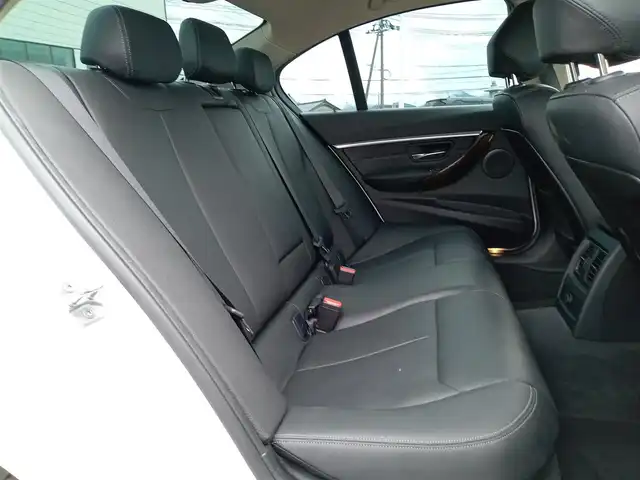 ＢＭＷ ３２０ｄ スポーツ 福井県 2016(平28)年 6.9万km アルピンホワイトⅢ 衝突被害軽減システム/純正ナビ/・（FM/AM/CD/DVD/Bluetooth）/バックカメラ/ETC/ステアリングスイッチ/前席パワーシート/シートメモリー/前席シートヒーター/純正17インチAW/スペアキー