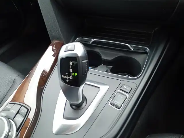 ＢＭＷ ３２０ｄ スポーツ 福井県 2016(平28)年 6.9万km アルピンホワイトⅢ 衝突被害軽減システム/純正ナビ/・（FM/AM/CD/DVD/Bluetooth）/バックカメラ/ETC/ステアリングスイッチ/前席パワーシート/シートメモリー/前席シートヒーター/純正17インチAW/スペアキー