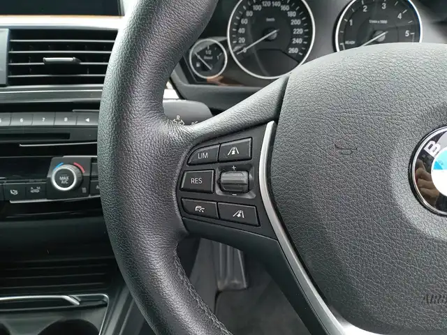 ＢＭＷ ３２０ｄ スポーツ 福井県 2016(平28)年 6.9万km アルピンホワイトⅢ 衝突被害軽減システム/純正ナビ/・（FM/AM/CD/DVD/Bluetooth）/バックカメラ/ETC/ステアリングスイッチ/前席パワーシート/シートメモリー/前席シートヒーター/純正17インチAW/スペアキー