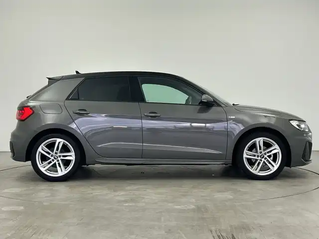 アウディ アウディ Ａ１ SB 25TFSI 三重県 2023(令5)年 1万km 緑Ⅱ /禁煙車//純正ナビ//バックカメラ//シートヒーター//クルコン//BSM//オートハイビーム//パドルシフト//前後ドラレコ//ETC