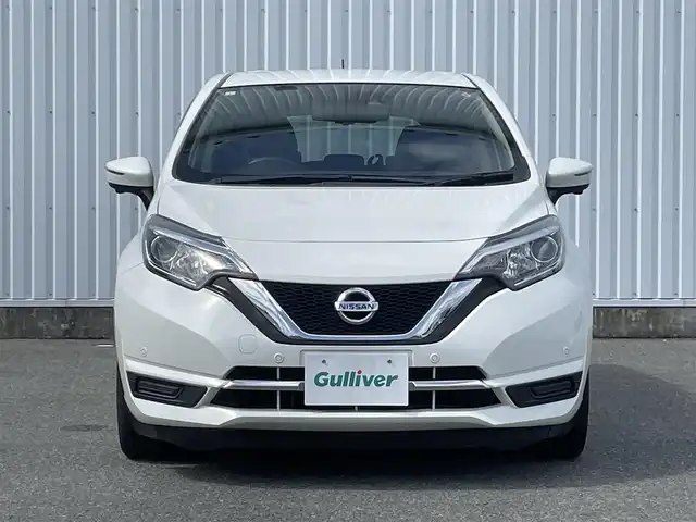 日産 ノート メダリスト X 福岡県 2017(平29)年 5.1万km ブリリアントホワイトパール エマージェンシーブレーキ/純正ナビ（ＭＪ１１６Ｄ－Ｗ）/フルセグTV/CD/SD/BT/AM/FM/アラウンドビューモニター/スマートルームミラー/車線逸脱防止支援システム/コーナーセンサー/ステアリングリモコン/アイドリングストップ/スマートキー/プッシュスタート/電格ミラー