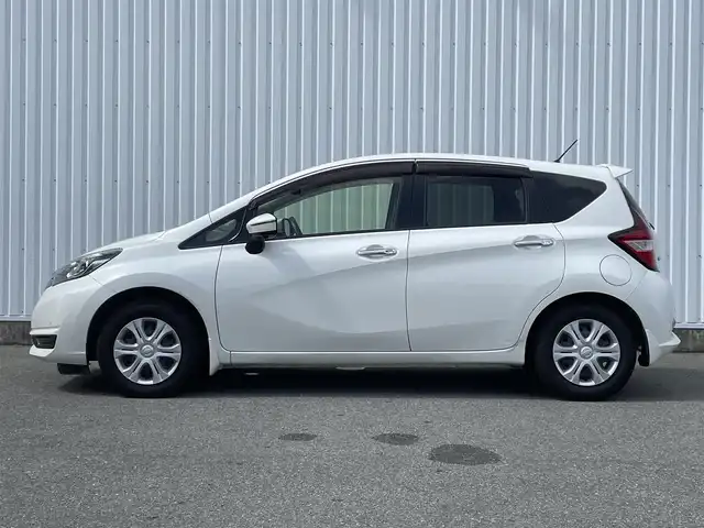 日産 ノート メダリスト X 福岡県 2017(平29)年 5.1万km ブリリアントホワイトパール エマージェンシーブレーキ/純正ナビ（ＭＪ１１６Ｄ－Ｗ）/フルセグTV/CD/SD/BT/AM/FM/アラウンドビューモニター/スマートルームミラー/車線逸脱防止支援システム/コーナーセンサー/ステアリングリモコン/アイドリングストップ/スマートキー/プッシュスタート/電格ミラー