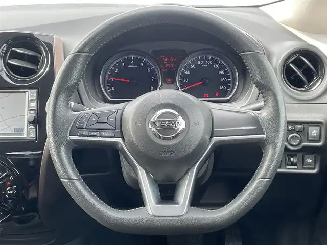日産 ノート メダリスト X 福岡県 2017(平29)年 5.1万km ブリリアントホワイトパール エマージェンシーブレーキ/純正ナビ（ＭＪ１１６Ｄ－Ｗ）/フルセグTV/CD/SD/BT/AM/FM/アラウンドビューモニター/スマートルームミラー/車線逸脱防止支援システム/コーナーセンサー/ステアリングリモコン/アイドリングストップ/スマートキー/プッシュスタート/電格ミラー