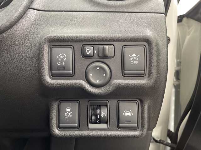 日産 ノート メダリスト X 三重県 2017(平29)年 5.1万km ブリリアントホワイトパール /禁煙車//純正ナビ//アラウンドビューモニター//インテリジェントスマートルームミラー//エマージェンシーブレーキ//衝突軽減ブレーキ//レーンキープアシスト//前後コーナーセンサー//ハーフレザーシート//ステアリングスイッチ