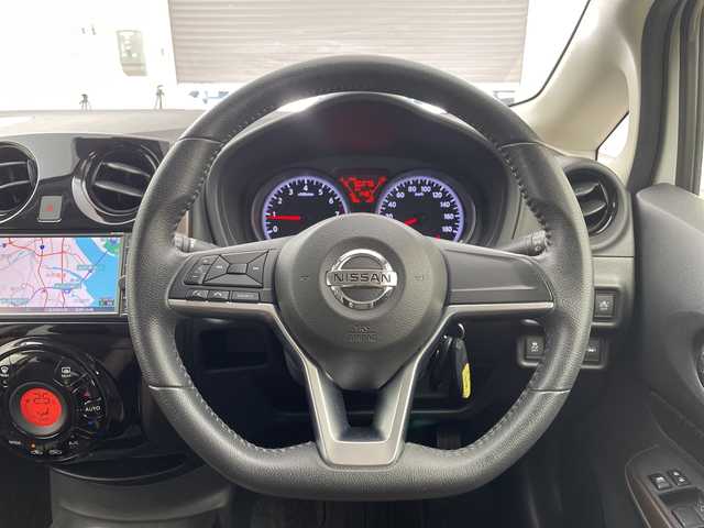 日産 ノート メダリスト X 三重県 2017(平29)年 5.1万km ブリリアントホワイトパール /禁煙車//純正ナビ//アラウンドビューモニター//インテリジェントスマートルームミラー//エマージェンシーブレーキ//衝突軽減ブレーキ//レーンキープアシスト//前後コーナーセンサー//ハーフレザーシート//ステアリングスイッチ