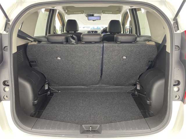 日産 ノート メダリスト X 三重県 2017(平29)年 5.1万km ブリリアントホワイトパール /禁煙車//純正ナビ//アラウンドビューモニター//インテリジェントスマートルームミラー//エマージェンシーブレーキ//衝突軽減ブレーキ//レーンキープアシスト//前後コーナーセンサー//ハーフレザーシート//ステアリングスイッチ