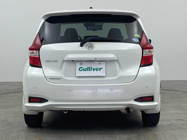 日産 ノート メダリスト X 三重県 2017(平29)年 5.1万km ブリリアントホワイトパール /禁煙車//純正ナビ//アラウンドビューモニター//インテリジェントスマートルームミラー//エマージェンシーブレーキ//衝突軽減ブレーキ//レーンキープアシスト//前後コーナーセンサー//ハーフレザーシート//ステアリングスイッチ