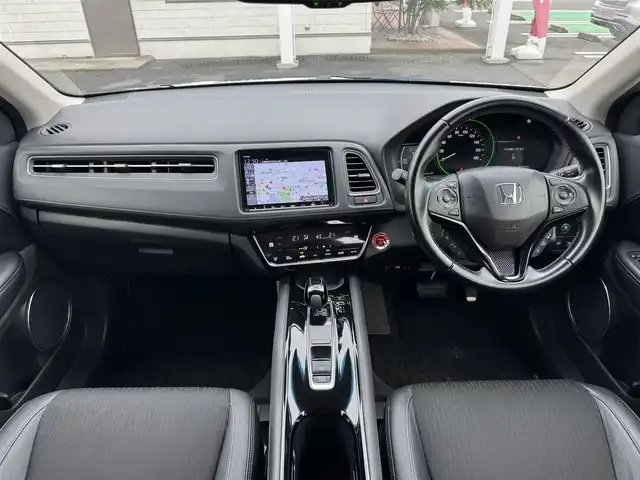 ホンダ ヴェゼル ハイブリッド Z ホンダセンシング 三重県 2019(平31)年 5.3万km プラチナホワイトパール ワンオーナー/純正8インチナビ【VXM-197VFEi】/・バックカメラ/・FM/AM/Bluetooth/フルセグ/CD/DVD/HDMI/ホンダセンシング/・衝突軽減ブレーキ/・車線維持支援システム/・アダプティブクルーズコントロール/ブラック革/ファブリックコンビシート/前席シートヒーター/パドルシフト/ステアリングスイッチ/ビルトインETC/純正17インチ5本スポークブラック塗装アルミホイール/純正フロアマット/LEDヘッドライト/オートライト/スマートキー×2/取説/保証書