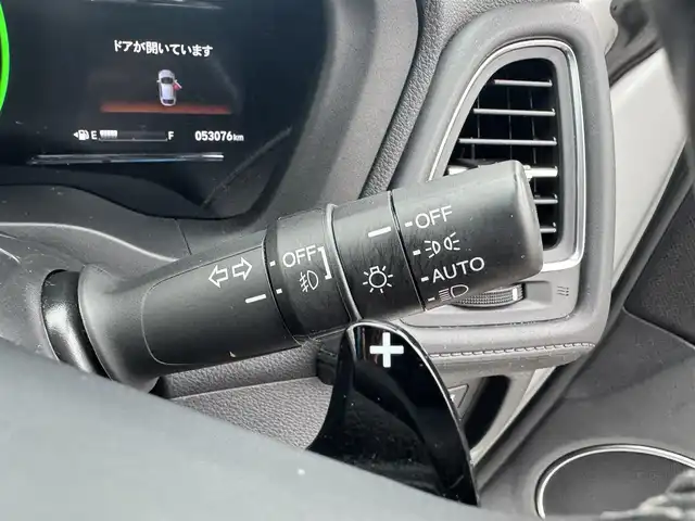 ホンダ ヴェゼル ハイブリッド Z ホンダセンシング 三重県 2019(平31)年 5.3万km プラチナホワイトパール ワンオーナー/純正8インチナビ【VXM-197VFEi】/・バックカメラ/・FM/AM/Bluetooth/フルセグ/CD/DVD/HDMI/ホンダセンシング/・衝突軽減ブレーキ/・車線維持支援システム/・アダプティブクルーズコントロール/ブラック革/ファブリックコンビシート/前席シートヒーター/パドルシフト/ステアリングスイッチ/ビルトインETC/純正17インチ5本スポークブラック塗装アルミホイール/純正フロアマット/LEDヘッドライト/オートライト/スマートキー×2/取説/保証書