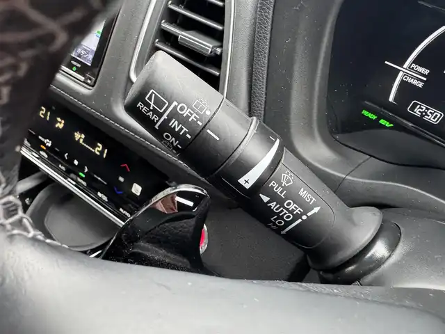 ホンダ ヴェゼル ハイブリッド Z ホンダセンシング 三重県 2019(平31)年 5.3万km プラチナホワイトパール ワンオーナー/純正8インチナビ【VXM-197VFEi】/・バックカメラ/・FM/AM/Bluetooth/フルセグ/CD/DVD/HDMI/ホンダセンシング/・衝突軽減ブレーキ/・車線維持支援システム/・アダプティブクルーズコントロール/ブラック革/ファブリックコンビシート/前席シートヒーター/パドルシフト/ステアリングスイッチ/ビルトインETC/純正17インチ5本スポークブラック塗装アルミホイール/純正フロアマット/LEDヘッドライト/オートライト/スマートキー×2/取説/保証書