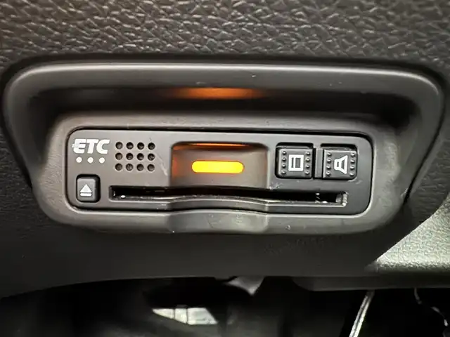 ホンダ ヴェゼル ハイブリッド Z ホンダセンシング 三重県 2019(平31)年 5.3万km プラチナホワイトパール ワンオーナー/純正8インチナビ【VXM-197VFEi】/・バックカメラ/・FM/AM/Bluetooth/フルセグ/CD/DVD/HDMI/ホンダセンシング/・衝突軽減ブレーキ/・車線維持支援システム/・アダプティブクルーズコントロール/ブラック革/ファブリックコンビシート/前席シートヒーター/パドルシフト/ステアリングスイッチ/ビルトインETC/純正17インチ5本スポークブラック塗装アルミホイール/純正フロアマット/LEDヘッドライト/オートライト/スマートキー×2/取説/保証書