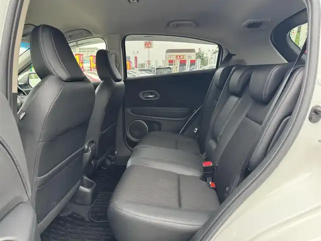 ホンダ ヴェゼル ハイブリッド Z ホンダセンシング 三重県 2019(平31)年 5.3万km プラチナホワイトパール ワンオーナー/純正8インチナビ【VXM-197VFEi】/・バックカメラ/・FM/AM/Bluetooth/フルセグ/CD/DVD/HDMI/ホンダセンシング/・衝突軽減ブレーキ/・車線維持支援システム/・アダプティブクルーズコントロール/ブラック革/ファブリックコンビシート/前席シートヒーター/パドルシフト/ステアリングスイッチ/ビルトインETC/純正17インチ5本スポークブラック塗装アルミホイール/純正フロアマット/LEDヘッドライト/オートライト/スマートキー×2/取説/保証書