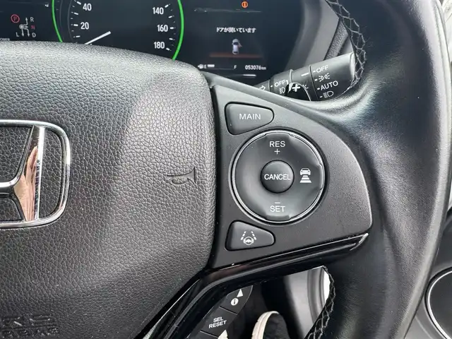 ホンダ ヴェゼル ハイブリッド Z ホンダセンシング 三重県 2019(平31)年 5.3万km プラチナホワイトパール ワンオーナー/純正8インチナビ【VXM-197VFEi】/・バックカメラ/・FM/AM/Bluetooth/フルセグ/CD/DVD/HDMI/ホンダセンシング/・衝突軽減ブレーキ/・車線維持支援システム/・アダプティブクルーズコントロール/ブラック革/ファブリックコンビシート/前席シートヒーター/パドルシフト/ステアリングスイッチ/ビルトインETC/純正17インチ5本スポークブラック塗装アルミホイール/純正フロアマット/LEDヘッドライト/オートライト/スマートキー×2/取説/保証書