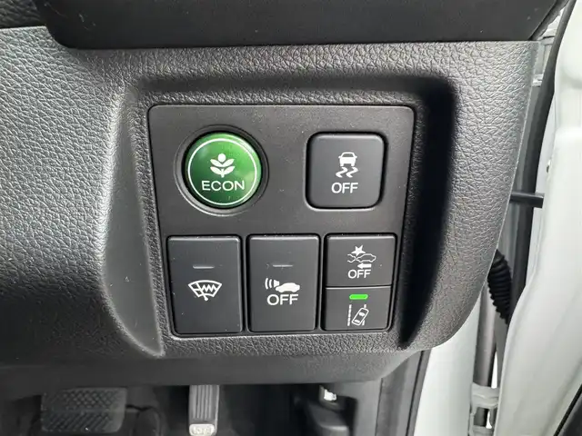 ホンダ ヴェゼル ハイブリッド Z ホンダセンシング 三重県 2019(平31)年 5.3万km プラチナホワイトパール ワンオーナー/純正8インチナビ【VXM-197VFEi】/・バックカメラ/・FM/AM/Bluetooth/フルセグ/CD/DVD/HDMI/ホンダセンシング/・衝突軽減ブレーキ/・車線維持支援システム/・アダプティブクルーズコントロール/ブラック革/ファブリックコンビシート/前席シートヒーター/パドルシフト/ステアリングスイッチ/ビルトインETC/純正17インチ5本スポークブラック塗装アルミホイール/純正フロアマット/LEDヘッドライト/オートライト/スマートキー×2/取説/保証書