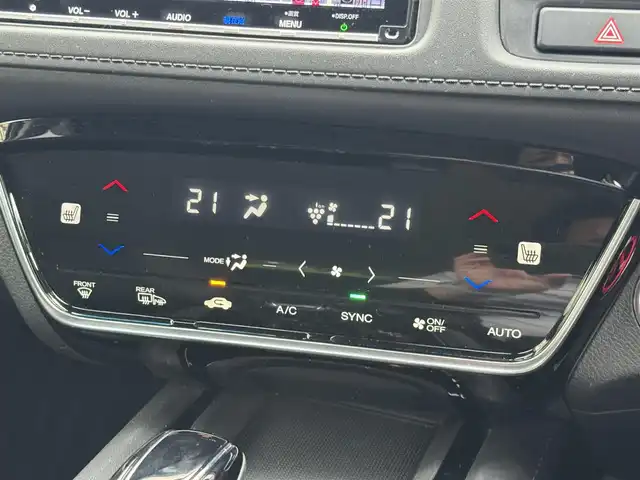 ホンダ ヴェゼル ハイブリッド Z ホンダセンシング 三重県 2019(平31)年 5.3万km プラチナホワイトパール ワンオーナー/純正8インチナビ【VXM-197VFEi】/・バックカメラ/・FM/AM/Bluetooth/フルセグ/CD/DVD/HDMI/ホンダセンシング/・衝突軽減ブレーキ/・車線維持支援システム/・アダプティブクルーズコントロール/ブラック革/ファブリックコンビシート/前席シートヒーター/パドルシフト/ステアリングスイッチ/ビルトインETC/純正17インチ5本スポークブラック塗装アルミホイール/純正フロアマット/LEDヘッドライト/オートライト/スマートキー×2/取説/保証書