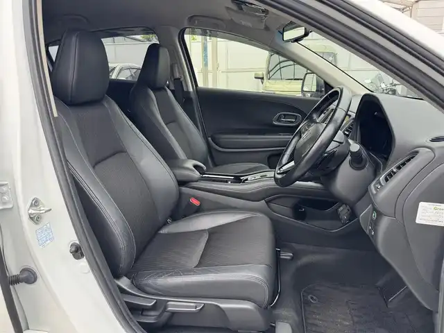 ホンダ ヴェゼル ハイブリッド Z ホンダセンシング 三重県 2019(平31)年 5.3万km プラチナホワイトパール ワンオーナー/純正8インチナビ【VXM-197VFEi】/・バックカメラ/・FM/AM/Bluetooth/フルセグ/CD/DVD/HDMI/ホンダセンシング/・衝突軽減ブレーキ/・車線維持支援システム/・アダプティブクルーズコントロール/ブラック革/ファブリックコンビシート/前席シートヒーター/パドルシフト/ステアリングスイッチ/ビルトインETC/純正17インチ5本スポークブラック塗装アルミホイール/純正フロアマット/LEDヘッドライト/オートライト/スマートキー×2/取説/保証書