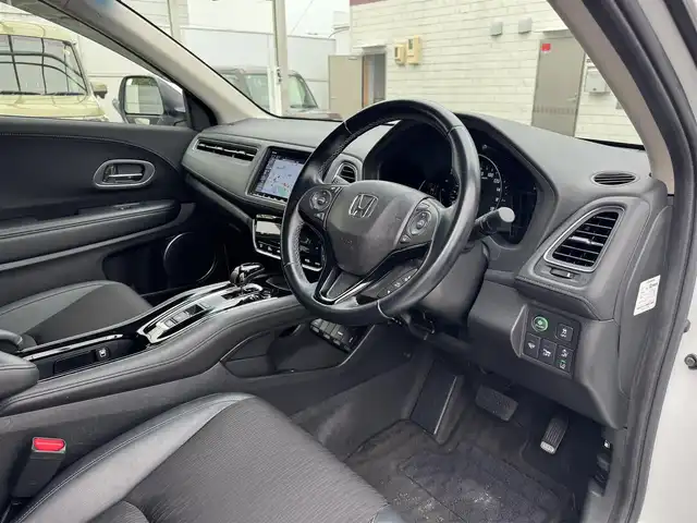 ホンダ ヴェゼル ハイブリッド Z ホンダセンシング 三重県 2019(平31)年 5.3万km プラチナホワイトパール ワンオーナー/純正8インチナビ【VXM-197VFEi】/・バックカメラ/・FM/AM/Bluetooth/フルセグ/CD/DVD/HDMI/ホンダセンシング/・衝突軽減ブレーキ/・車線維持支援システム/・アダプティブクルーズコントロール/ブラック革/ファブリックコンビシート/前席シートヒーター/パドルシフト/ステアリングスイッチ/ビルトインETC/純正17インチ5本スポークブラック塗装アルミホイール/純正フロアマット/LEDヘッドライト/オートライト/スマートキー×2/取説/保証書