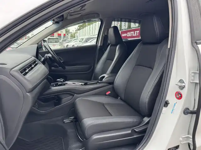ホンダ ヴェゼル ハイブリッド Z ホンダセンシング 三重県 2019(平31)年 5.3万km プラチナホワイトパール ワンオーナー/純正8インチナビ【VXM-197VFEi】/・バックカメラ/・FM/AM/Bluetooth/フルセグ/CD/DVD/HDMI/ホンダセンシング/・衝突軽減ブレーキ/・車線維持支援システム/・アダプティブクルーズコントロール/ブラック革/ファブリックコンビシート/前席シートヒーター/パドルシフト/ステアリングスイッチ/ビルトインETC/純正17インチ5本スポークブラック塗装アルミホイール/純正フロアマット/LEDヘッドライト/オートライト/スマートキー×2/取説/保証書