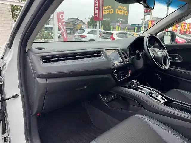 ホンダ ヴェゼル ハイブリッド Z ホンダセンシング 三重県 2019(平31)年 5.3万km プラチナホワイトパール ワンオーナー/純正8インチナビ【VXM-197VFEi】/・バックカメラ/・FM/AM/Bluetooth/フルセグ/CD/DVD/HDMI/ホンダセンシング/・衝突軽減ブレーキ/・車線維持支援システム/・アダプティブクルーズコントロール/ブラック革/ファブリックコンビシート/前席シートヒーター/パドルシフト/ステアリングスイッチ/ビルトインETC/純正17インチ5本スポークブラック塗装アルミホイール/純正フロアマット/LEDヘッドライト/オートライト/スマートキー×2/取説/保証書