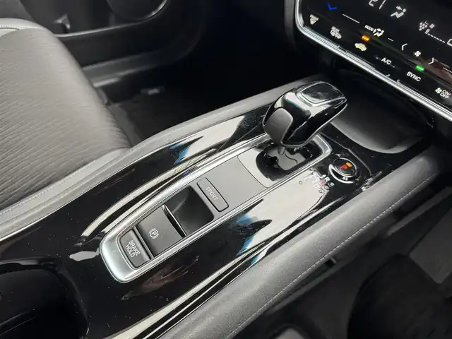 ホンダ ヴェゼル ハイブリッド Z ホンダセンシング 三重県 2019(平31)年 5.3万km プラチナホワイトパール ワンオーナー/純正8インチナビ【VXM-197VFEi】/・バックカメラ/・FM/AM/Bluetooth/フルセグ/CD/DVD/HDMI/ホンダセンシング/・衝突軽減ブレーキ/・車線維持支援システム/・アダプティブクルーズコントロール/ブラック革/ファブリックコンビシート/前席シートヒーター/パドルシフト/ステアリングスイッチ/ビルトインETC/純正17インチ5本スポークブラック塗装アルミホイール/純正フロアマット/LEDヘッドライト/オートライト/スマートキー×2/取説/保証書