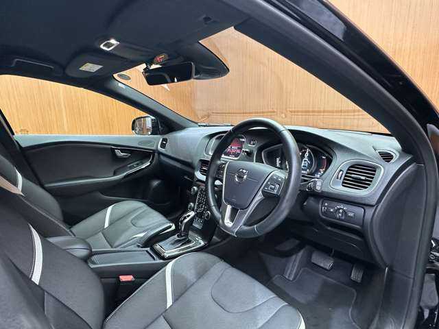 ボルボ Ｖ４０ クロスカントリー D4 ダイナミックED 千葉県 2019(令1)年 4万km 黒 ＡＣＣ　/ＢＬＩＳ　/純正ナビ　/バックカメラ　/メモリーパワーシート　/ドライブレコーダー　/ＬＥＤヘッドライト　/オートライト　/純正１８インチＡＷ　/レーンキープアシスト　/リアＰＤＣ　/衝突軽減Ｂ　/ＥＴＣ