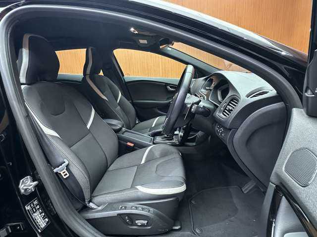 ボルボ Ｖ４０ クロスカントリー D4 ダイナミックED 千葉県 2019(令1)年 4万km 黒 ＡＣＣ　/ＢＬＩＳ　/純正ナビ　/バックカメラ　/メモリーパワーシート　/ドライブレコーダー　/ＬＥＤヘッドライト　/オートライト　/純正１８インチＡＷ　/レーンキープアシスト　/リアＰＤＣ　/衝突軽減Ｂ　/ＥＴＣ